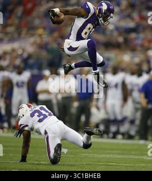 17. August 2012: Minneapolis, USA – Minnesota Vikings Wide Receiver JEROME SIMPSON (81) sprang am Freitag während der NFL-Vorsaison-Action zwischen den Minnesota Vikings und Buffalo Bills gegen den Defensivverteidiger JAIRUS BYRD (31). (Kreditbild: Jerry Holt/Minneapolis Star Tribune/TNS via ZUMA Wire) Stockfoto