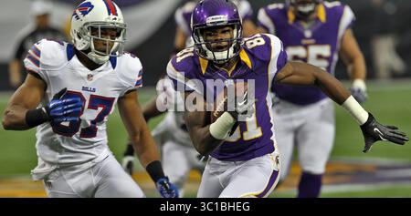 17. August 2012 – Minneapolis, MN, USA – Minnesota Vikings Wide Receiver Jerome Simpson flüchtet am Freitag, den 17. August 2012, vor dem Verteidiger George Wilson von Buffalo Bills, links, im Mall of America Field in Minneapolis, Minnesota. Die Vikings gewannen das Vorsaisonspiel 36:14. (/Minneapolis Star Tribune/MCT) 1127585 (Kreditbild: Marlin Levison/Minneapolis Star Tribune/TNS via ZUMA Wire) Stockfoto