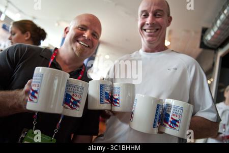 27. August 2012 - Tampa, FL, USA - David Fraser und Rick Cypher holten sich am Montag, den 27. August 2012, Romney-Ryan Kaffeetassen auf dem Tampa Bay Times Forum in Tampa, Florida. (/Minneapolis Star Tribune/MCT) 1127961 (Kreditbild: Glen Stubbe/Minneapolis Star Tribune/TNS via ZUMA Wire) Stockfoto