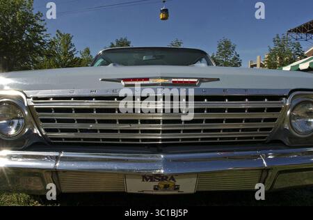 17. Juni 2005 - St. Paul, Minnesota, USA - /Star Tribune Falcon Heights, Mn., Fr., 17. Juni 2005 - Travis Fowler, 25 Jahre alt und Mitglied der Zünder, restaurierte diesen 1962 Chevrolet Impala SS vor sieben Jahren. Die Zünder sind eine Gruppe junger Straßenruder. Sie zeigen ihre Autos am Wochenende der Fünfzigerjahre auf der State Fair. Fowler kommt aus Anoka... ALLGEMEINE INFORMATIONEN: Die Zündgeräte sind junge Straßenroder, die ihre Autos am 32. Jährlichen Back to the Fifties Wochenende auf den State Fairgrounds zeigen. (Kreditbild: Joey Mcleister/Minneapolis Star Tribune/TNS via ZUMA Wire) Stockfoto