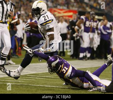 November 2007 - Minneapolis, Minnesota, USA - 11/4/2007 Vikings vs Chargers---- LaDainian Tomlinson holte einen ersten Rückschlag, als Marcus McCauley ihn im 1. Quartal angreift. (Kreditbild: Jerry Holt/Minneapolis Star Tribune/TNS via ZUMA Wire) Stockfoto