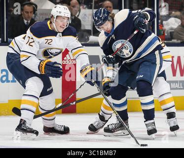29. Januar 2019 – Thornville, OH, USA – Buffalo Sabres, der rechte Flügel Tage Thompson (72) und Columbus Blue Jackets, der linke Flügel Artemi Panarin (9), kämpfen am Dienstag, 29. Januar 2019 in der Nationwide Arena in Columbus, Ohio um den Puck. (Kreditbild: © Tyler Schank/Columbus Dispatch/TNS via ZUMA Wire) Stockfoto