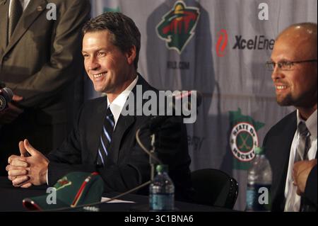 17. Juni 2011 – St. Paul, MN, USA – â€¢ – 17. Juni 2011 – St. Paul, MN – auf diesem Foto stellen die Minnesota Wild ihren neuen Cheftrainer Mike Yeo vor. Mit 37 ist Yeo der jüngste Cheftrainer der NHL. Hier ist Wild GM Chuck Fletcher, links, mit dem neuen Cheftrainer Mike Yeo zufrieden. (Kreditbild: David Joles/Minneapolis Star Tribune/TNS via ZUMA Wire) Stockfoto