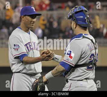 April 2012 – USA – (von links nach rechts) Minnesota Twins vs. Texas Rangers, 13.04.12. Rangers Alexi Ogando feierte mit dem Fänger Mike Napoli, als Texas die Twins besiegte. /Star Tribune Alexi Orgando, Mike Napoli/Roster. (Kreditbild: Bruce Bisping/Minneapolis Star Tribune/TNS via ZUMA Wire) Stockfoto