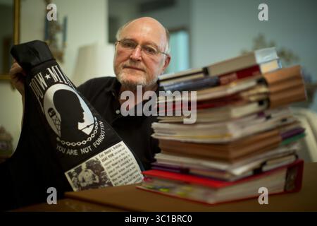 14. September 2012 – Edina, MN, USA – Jerry Streeter ist leidenschaftlich ein Befürworter geworden, wenn er herausfindet, was mit seinem Jugendfreund David Hrdlicka geschehen ist, der 1965 über Laos erschossen wurde und vielleicht noch am Leben ist. Er posierte mit seiner Kriegsgefangenenweste und einem großen Stapel von Dokumenten, die er entdeckt hat, in seinem Haus in Edina, Minn., am Freitag, den 14. September 2012. (Kreditbild: Renee Jones Schneider/Minneapolis Star Tribune/TNS via ZUMA Wire) Stockfoto