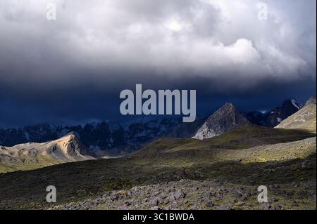 Berge mit Sturmwolken im Hintergrund. Der Ausangate Berg in der Vilcanota Bergkette. Pacchanta, Cusco, Peru Stockfoto