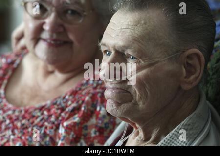 27. Juni 2012 - Rosemount, MN, USA - Don Rust, 74, und seine Frau Sharon saßen in ihrem Haus in Rosemount, Min., Mittwoch, 27. Juni 2012 auf ihrer Couch. Das Paar, 49 Jahre verheiratet, hat 20 verschiedene Rezepte, die sie brauchen, und mit dem Affordable Care Act sind ihre Markennamen-Medikamentenpreise zum halben Preis... (/STAR TRIBUNE) (Bild: Kyndell Harkness/Minneapolis Star Tribune/TNS via ZUMA Wire) Stockfoto