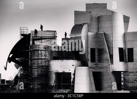 22. Februar 2000 - USA - FOTO, Star Tribune... 16. Februar 1993... die Arbeiter entfernten die letzten Gerüste von der Westseite des Frederick R. Weisman Art Museum am Dienstag Nachmittag in der U of M. Das Gebäude wurde von dem Architekten Frank O. Gehry entworfen. (Kreditbild: Brian Peterson/Minneapolis Star Tribune/TNS via ZUMA Wire) Stockfoto