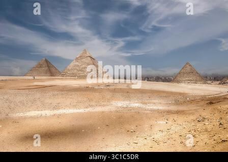 Malerischer Blick über die drei wichtigsten Pyramiden des Pyramidenkomplexes von Gizeh in Kairo, Ägypten Stockfoto