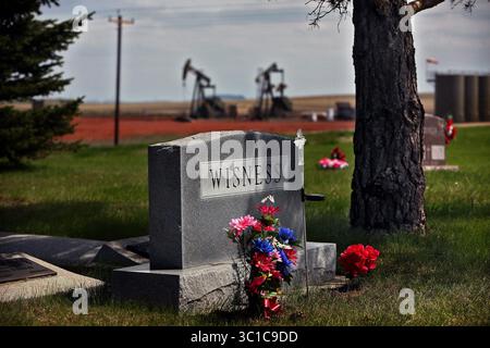 23. Oktober 2013 - Keene, North Dakota, USA - Ölfelder umgeben den Good Hope Cemetery an der First Keene Lutheran Church. (Bild: Jim Gehrz/Minneapolis Star Tribune/TNS via ZUMA Wire) Stockfoto