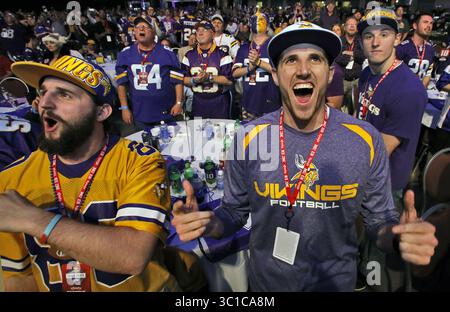 8. Mai 2014: Minneapolis, Minnesota, USA – die Vikings-Fans Beau Hansen, Woodbury, links und Josh Hansen, Eagen zeigten Überraschung und Jubel bei der Vikings First Round Pick of Anthony Barr. Vikings Draft Party im Minneapolis Convention Center. (Kreditbild: Marlin Levison/Minneapolis Star Tribune/TNS via ZUMA Wire) Stockfoto