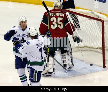 26. März 2014: Minneapolis, Minnesota, USA – Canucks Shawn Matthias, der aus dem Spiel ausschied, gratulierte David Booth (7), nachdem er in der ersten Phase ein Tor gegen Wild-Torwart Darcy Kuemper erzielte. Minnesota Wild gegen Vancouver Canucks. (Kreditbild: Marlin Levison/Minneapolis Star Tribune/TNS via ZUMA Wire) Stockfoto