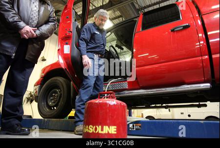 März 2008 – Arden Hills, Minnesota, USA – JACK MICHAUD, General Supervisor von Ramsey County Public Works Maintenance, sah zu, wie Gas aus einer 5-Gallonen-Dose abgesaugt wurde, während er demonstrierte, wie dieses Gasabsaugsystem mit nur einem einfachen Umschalter funktionierte. Zwei Sherrifs von Ramsey County bemerkten einen RAM 1500, der in der Nähe eines anderen Fahrzeugs geparkt war. Nach der Befragung des Fahrers bemerkte ich den Geruch von Gas und bemerkte dann den Schlauch. Der Fahrer wurde verhaftet und das Auto beschlagnahmt. Später wurde das Bordgasabsaugsystem gefunden. (Bild: Kyndell Harkness/Minneapolis Star Tribune/TNS Via ZUMA W Stockfoto
