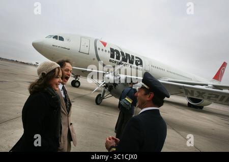 DAVID JOLES Minneapolis, MN - 8. April 2008 - im Schatten einer Nachbildung des Spirit of St. Louis machte das Flugzeug Charles Lindbergh 1927 den ersten transatlantischen Solo-Flug, und The Spirit of Lindbergh, ein Airbus A330-300 der Northwest Airlines, Amelia Lindbergh, Lindbergh, Lindbergh, Urenkelin, und Lars Lindbergh, Lindbergh, Enkel, genießen einen leichten Moment mit einer Northwest Airlines Tour der Northwest Airlines, während der Northwest Airlines, während der Northwest Airlines. Der airbus wird eine Kapazität von 298 Passagieren und 15 Besatzungsmitgliedern haben und 7 den Transatlantikflug zwischen Minneapolis und Paris absolvieren Stockfoto