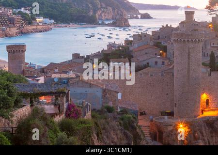Blick am frühen Morgen auf Vila Vella in Tossa de Mar, Spanien, mit Blick auf die Küste der Costa Brava Stockfoto