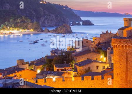 Blick am frühen Morgen auf Vila Vella in Tossa de Mar, Spanien, mit Blick auf die Küste der Costa Brava Stockfoto