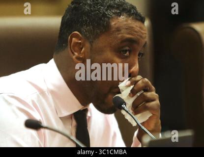 9. Oktober 2014 – Minneapolis, MN, USA – das Mitglied des somalischen stadtrates Abdi Warsame, der in den Räumen des Stadtrates von Minneapolis, MN, über die Opfer sprach, die viele somalische Menschen während ihres Bürgerkriegs erlitten hatten, entkam der Verfolgung am Donnerstag, den 9. Oktober 2014, in Minneapolis, MN. Der Stadtrat von Minneapolis stimmte dafür, Bosaso, Somalia, die drittgrößte Stadt des Landes und die ursprüngliche Heimat vieler somalischer Amerikaner in den Twin Cities, als Schwesterstadt hinzuzufügen. Der Umzug war der erste für jede amerikanische Stadt und wurde von einer überströmenden Menschenmenge von überwiegend somalischen Amerikanern beobachtet. (Kredit Ima Stockfoto