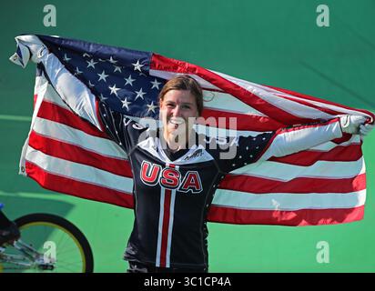 19. August 2016 - Rio de Janeiro, MN - Minnesota, Brasilien - Alise Post von St. Cloud feiert nach einer Silbermedaille im BMX-Radfahren der Frauen Freitagnachmittag während der Olympischen Sommerspiele 2016 in Rio de Janeiro, Brasilien 2016 - Rio Brasilien Rio de Janeiro, Brasilien - 19/2016 (Kreditbild: Brian Peterson/Minneapolis Star Tribune/TNS via ZUMA Wire) Stockfoto