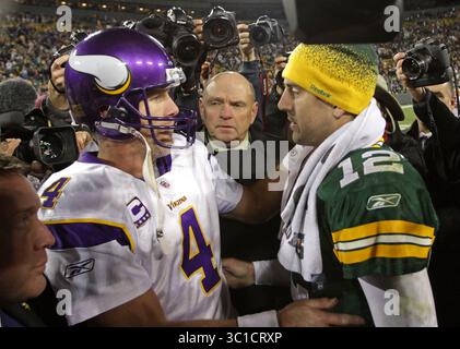 31. Oktober 2009 - Green Bay, WI, USA - Green Bay, WI - 11/01/2009 Minnesota Vikings vs Green Bay Packers - Brett Favre kehrt nach Lambeau Field zurück. Vikings Quarterback Brett Favre und Green Bay Quarterback Aaron Rodgers schüttelten die Hände, nachdem Brett Favre die Vkings zum Sieg im Lambeau Field geführt hatte. (Kreditbild: Brian Peterson/Minneapolis Star Tribune/TNS via ZUMA Wire) Stockfoto