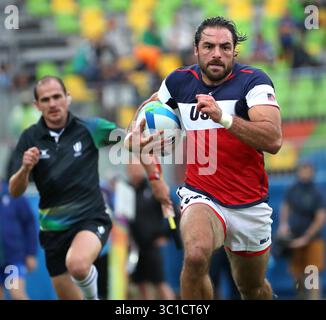 10. August 2016 – Rio de Janeiro, MN – Minnesota, Brasilien – das Rugby-Team der US-Männer fiel am Mittwoch Nachmittag im Deodoro Stadion gegen Fidschi 24-19, um das Vorspiel mit einem Rekord von 1-2 zu beenden. NFL-Spieler Nate Ebner erzielt einen Versuch während des Spiels. Olympische Sommerspiele 2016 - Rio Brasilien Rio de Janeiro, Brasilien - 10/2016 (Bild: Brian Peterson/Minneapolis Star Tribune/TNS via ZUMA Wire) Stockfoto
