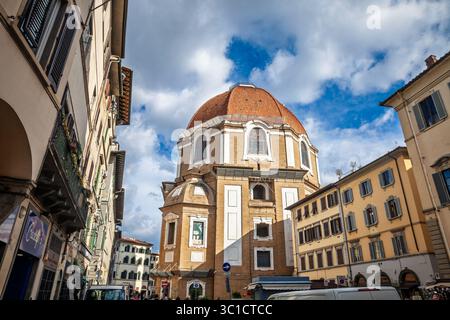 FLORENZ, ITALIEN - 15. JANUAR 2025: Cappella dei Principi, die Kuppelkapelle der Basilika di San Lorenzo in Florenz, Italien, von einer schmalen Straße aus Stockfoto