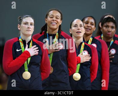 20. August 2016 – Rio de Janeiro, MN – Minnesota, Brasilien – die US-amerikanische Basketballmannschaft der Olympischen Frauen verspricht nach ihrem 6. Goldmedaillengewinn in Folge die Nationalhymne. Hier spielen Lindsay Whalen und Seimone Augustus (links) Sue Bird, Maya Moore ebenfalls mit The Lynx und Angel McCoughtry. Der Lindsay Whalen von Lynx erzielte 17 Punkte auf der Bank und verlieh der US-Basketballmannschaft die sechste Goldmedaille in Folge. Olympische Sommerspiele 2016 - Rio Brasilien Rio de Janeiro, Brasilien - 19/2016 (Bild: Brian Peterson/Minneapolis Star Tribune/TNS Via ZU Stockfoto