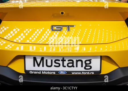 BELGRAD, SERBIEN - 22. MÄRZ 2025: Nahaufnahme des hinteren Endes eines gelben Ford Mustang GT in einem Belgrader Händlerbetrieb mit Schwerpunkt auf dem GT BA Stockfoto