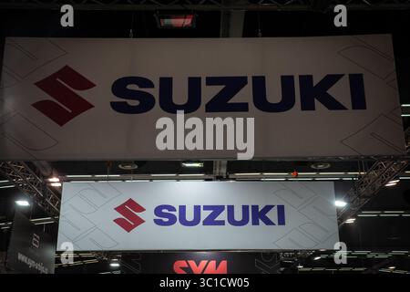 BELGRAD, SERBIEN - 22. MÄRZ 2025: Suzuki-Logo auf ihrem Haupthändler für Belgrad. Suzuki Motor Corporation ist ein japanisches Auto, Motorrad und Autom Stockfoto