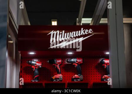 BELGRAD, SERBIEN - 22. MÄRZ 2025: Innenausstellung von Milwaukee-Elektrowerkzeugen in ihrem Händler in Belgrad. Milwaukee Electric Tool Corporation ist Stockfoto