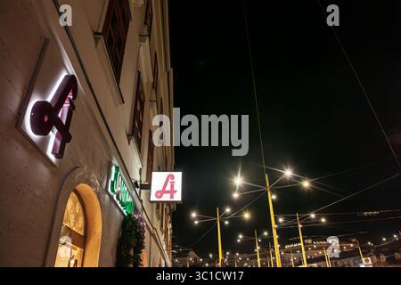 GRAZ, ÖSTERREICH - 17. DEZEMBER 2024: Frontstore einer Apotheke, einer österreichischen Apotheke, in graz, mit dem typischen österreichischen Apothekenlogo mit dem roten Llett Stockfoto