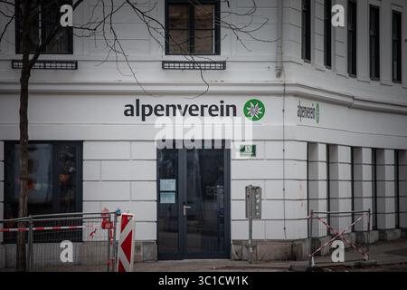GRAZ, ÖSTERREICH - 17. DEZEMBER 2024: Osterreichischer alpenverein-Logo mit Edelweiß-Emblem an der Fassade des Büros des Österreichischen alpenvereins Graz. Das ist es Stockfoto