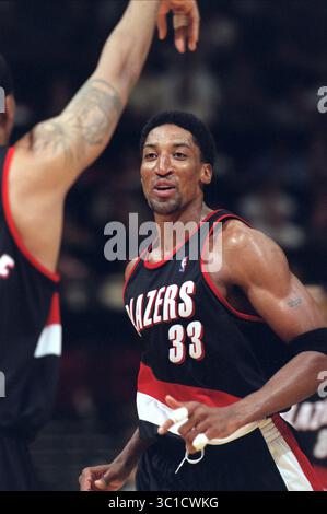 2. Mai 2000 – Minneapolis, Minnesota, USA – Playoff-Spiel 4 zwischen den Timberwolves und den Portland Trail Blazers. -- Portlandís Scottie Pippen, #33, Lächeln bei Rasheed Wallace, #30, nachdem Wallace zwei Freiwürfe mit 20 Sekunden übrig hatte, um 83-77 Punkte zu erzielen und den Sieg für die Trail Blazers zu sichern. Die Portland Trail Blazers schlugen die Minnesota Timberwolves mit 85:-77 im Target Center in Minneapolis, MN.KG (Credit Image: Carlos Gonzalez/Minneapolis Star Tribune/TNS via ZUMA Wire) Stockfoto