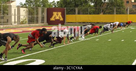 5. Juli 2011 - Minneapolis, MN, USA - Eine Mischung aus NFL- und College-Football-Spielern trainierte mit Larry Fitzgerald der Arizona Cardinals, Zweiter von links, Montagmorgen, 5. Juli 2011 in der Gibson/Nagurski Football Practice Facility in Minneapolis, Minns. Larry Fitzgerald und Bill Welle von Welle Fast Elite Sports Training haben in den letzten Jahren in den Twin Cities Workouts für NFL-Spieler veranstaltet. Dieses Jahr finden die Workouts in der Gibson/Nagurski Football Practice Facility auf dem U of M Campus statt. (Bild: Jeff Wheeler/Minneapolis Star Tribune/TNS via ZUMA Wire) Stockfoto