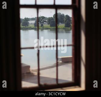 18. Juli 2011: Faribault, MN, USA, Cousins Chuck und Paul Mooty haben die geschlossene Faribault Woolen Mill gekauft und planen, sie bald wieder zu eröffnen. Sie wiesen auf die erstaunliche Aussicht auf den Cannon River hin, während sie am Montag, 18. Juli 2011, eine Führung durch das historische Gebäude in Faribault, Minn. Gaben. (/STAR TRIBUNE) Paul Mooty, Chuck Mooty (Kreditbild: Renee Jones Schneider/Minneapolis Star Tribune/TNS via ZUMA Wire) Stockfoto