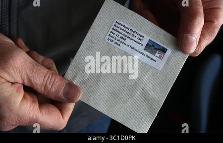 6. April 2011 - Minneapolis, MN, USA - Ã¢â‚¬Â¢ /6. April 2011/11:30 UHR. Besucher des Metrodome durften aus nächster Nähe sehen, wie das Teflon-beschichtete Glasfaserdach ersetzt wurde, das letztes Jahr während eines Schneesturms einstürzte. Jede Person wurde für die Tour in Rechnung gestellt, die eine kleine Probe des Dachmaterials vom ursprünglichen Dach beinhaltete. AUF DIESEM FOTO: Bill Eull, Falcon Heights, zeigte die Dachprobe, die ihm während der Tour gegeben wurde. (Bild: Jim Gehrz/Minneapolis Star Tribune/TNS via ZUMA Wire) Stockfoto