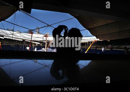 6. April 2011 - Minneapolis, MN, USA - Ã¢â‚¬Â¢ /6. April 2011/11:30 UHR. Besucher des Metrodome durften aus nächster Nähe sehen, wie das Teflon-beschichtete Glasfaserdach ersetzt wurde, das letztes Jahr während eines Schneesturms einstürzte. Jede Person wurde für die Tour in Rechnung gestellt, die eine kleine Probe des Dachmaterials vom ursprünglichen Dach beinhaltete. AUF DIESEM FOTO: Mary Breed, Brooklyn Center, dokumentierte die Situation, einschließlich eines ungewöhnlichen Ausblicks auf die Innenstadt, Minneapolis Skyline, während das alte Dach ersetzt wird. (Bild: Jim Gehrz/Minneapolis Star Tribune/TNS via Z Stockfoto