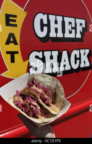19. Mai 2011 - St. Paul, MN, USA - Aufgaben #20017920A  18. Mai 2011  SLUG: Foodtrux.vita3  Eröffnungstag des Truck Food Court entlang Kellogg in St. Paul, MN   AUF DIESEM FOTO: Pulled Pork Tacos from the Chef Shack Truck. (Kreditbild: Tom Wallace/Minneapolis Star Tribune/TNS via ZUMA Wire) Stockfoto