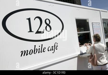 18. Mai 2011 - St. Paul, MN, USA - Â Aufgaben #20017920A  18. Mai 2011  SLUG: Foodtrux.vita3  Eröffnungstag des Truck Food Court entlang Kellogg in St. Paul, MN   AUF DIESEM FOTO: Mobil Cafe 128. (Kreditbild: Tom Wallace/Minneapolis Star Tribune/TNS via ZUMA Wire) Stockfoto