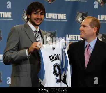 21. Juni 2011 - USA - , MN., Dienstag, 21/11 (von links nach rechts) Minnesota Timberwolves Ricky Rubio hielt sein Wolves Trikot mit David Kahn, Präsident der Basketballabteilung. (Kreditbild: Bruce Bisping/Minneapolis Star Tribune/TNS via ZUMA Wire) Stockfoto