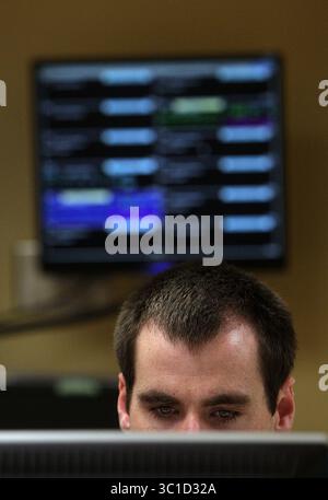 10. August 2011 - St. Paul, MN, USA - der Geldbetrag, der für die Unterstützung von Krankenhäusern und Kliniken für neue Bewohner bereitgestellt wurde, wurde auf staatlicher Ebene reduziert und Diskussionen über eine Kürzung der Finanzierung durch den Kongress laufen. Es gibt Bedenken von der University of Minnesota, Regions Hospital, Hennepin County Medical Center und anderen, dass Bewohner in andere staaten für ihre Ausbildung gehen und dort bleiben, möglicherweise einen Mangel an Ärzten in Minnesota. Regionen Krankenhausbewohner J.R. Walker prüfte Informationen auf einem Computerbildschirm, während er einen Patienten in der Notaufnahme behandelte. ( Stockfoto