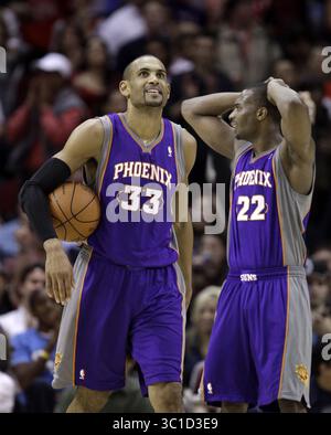14. März 2011: Houston, TX, USA – Phoenix Suns' Grant Hill (33) und Zabian Dowdell (22) reagieren, nachdem Hill in den Schlusssekunden des vierten Viertels eines NBA-Basketballspiels gegen die Houston Rockets am Montag, den 14. März 2011 in Houston zu einem Foul aufgerufen wurde. Die Rockets besiegten die Sonnen 95-93. (Kreditbild: Minneapolis Star Tribune/TNS via ZUMA Wire) Stockfoto