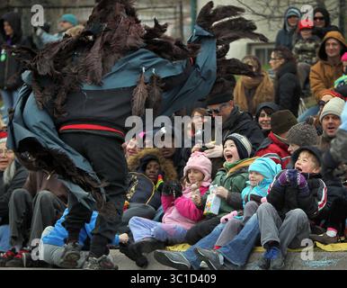 1. Mai 2011 - Minneapolis, Minnesota, USA - Ein Mann im Herzen des Beast Theatre's May Day Parade verkleidet als Krähe überrascht LUCY BOWMAN (pink), 9, MYLES PEARLMAN, 7, GRACE TESTERMAN, 4, und Eli TESTERMAN, 6, als sie Sonntagnachmittag guckten. Die Heart of the Beast Theatre May Day Parade fand an der Bloomington Avenue statt. (Kreditbild: Renee Jones Schneider/Minneapolis Star Tribune/TNS via ZUMA Wire) Stockfoto
