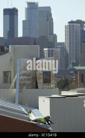 3. Mai 2011 - Minneapolis, MN, USA - NEAPOLIS - 5. Mai 2/11 - das Weisman Art Museum an der University of Minnesota, das erste und einzige Kunstmuseum in den Vereinigten Staaten, das von Frank Gehry entworfen wurde, befindet sich inmitten einer großen Erweiterung, die rund 11.000 Quadratfuß Fläche hinzufügen wird. ..AUF DIESEM FOTO: Ein Bauarbeiter befestigte am Dienstagnachmittag ein Stück Dachmaterial an der Ecke eines Teils des Neubaus des Weisman Art Museums. Das Museum soll im Herbst dieses Jahres wieder eröffnet werden. (Bild: Jeff Wheeler/Minneapolis Star Tribune/TNS via ZUMA Wire) Stockfoto