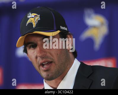 29. April 2011 - Eden Prairie, MN, USA - â€¢ EDEN PRAIRIE - 4. April 29/11 - die Minnesota Vikings stellten Quarterback Christian Ponder, ihren ersten NFL Draft Pick, bei einer Nachmittagskonferenz im Vikings Hauptquartier in Eden Prairie vor. AUF DIESEM FOTO: Der Vikings Draft Pick in der ersten Runde, Christian Ponder, beantwortete eine Frage auf seiner ersten Pressekonferenz als Wikinger Freitag Nachmittag im Winter Park. (Bild: Jeff Wheeler/Minneapolis Star Tribune/TNS via ZUMA Wire) Stockfoto