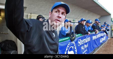 5. Mai 2011: St. Paul, MN, USA – George Tsamis tritt in seine 9. Staffel als Manager der St. Paul Saints ein. Ein Blick darauf, wie er sich in einigen letzten Verliererzeiten durchhält... AUF DIESEM FOTO: Saints Manager George Tsamis im Dugout. (Kreditbild: Marlin Levison/Minneapolis Star Tribune/TNS via ZUMA Wire) Stockfoto