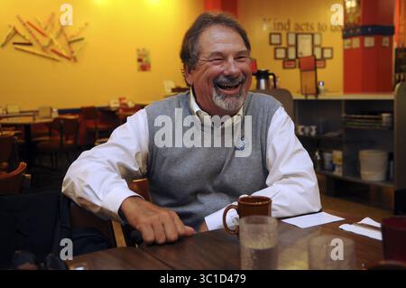 Mai 2011 - Minneapolis, MN, USA - /Star Tribune. St. Paul Mn. Freitag, den 10/11 Saints-Besitzer Mike Veeck beim Frühstück im Q im Lowry Building, während er an zwei Tagen Lobbyarbeit für den Lowertown Ballpark macht. (Kreditbild: Richard Sennott/Minneapolis Star Tribune/TNS via ZUMA Wire) Stockfoto