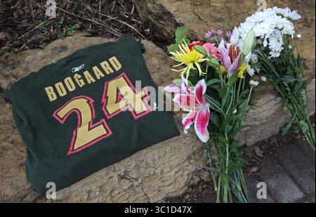 14. Mai 2011 – USA – St. Paul, MN., Samstag, 5/14/11 Hockeyfans hinterließen ein Derek Boogaard T-Shirt und Blumenbündel vor dem Xcel Energy Center, wo Boogaard fünf Staffeln lang Mitglied der Minnesota Wild war. (Kreditbild: Bruce Bisping/Minneapolis Star Tribune/TNS via ZUMA Wire) Stockfoto
