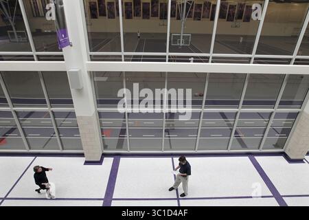 Mai 2011 - USA - Richard TsongTaatarii/ Paul, MN; 08.05.11; von links nach rechts an der University of St. Thomas bietet das Anderson Athletic and Recreation Center ein lichtdurchflutetes Atrium sowie ein hochmodernes Feldhaus. (Kreditbild: Richard Tsong-Taatarii/Minneapolis Star Tribune/TNS via ZUMA Wire) Stockfoto