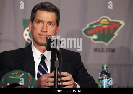 17. Juni 2011 – St. Paul, MN, USA – 17. Juni 2011 – St. Paul, MN – auf diesem Foto stellen die Minnesota Wild ihren neuen Cheftrainer Mike Yeo vor. Mit 37 ist Yeo der jüngste Cheftrainer der NHL. Hier stellt Wild GM Chuck Fletcher eine Frage von einem Medienmitglied. (Kreditbild: David Joles/Minneapolis Star Tribune/TNS via ZUMA Wire) Stockfoto