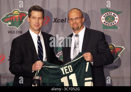 17. Juni 2011 – St. Paul, MN, USA – 17. Juni 2011 – St. Paul, MN – auf diesem Foto stellen die Minnesota Wild ihren neuen Cheftrainer Mike Yeo vor. Mit 37 ist Yeo der jüngste Cheftrainer der NHL. Hier stellt Wild gm Chuck Fletcher Yeo beim neuen Cheftrainer des Teams vor. (Kreditbild: David Joles/Minneapolis Star Tribune/TNS via ZUMA Wire) Stockfoto